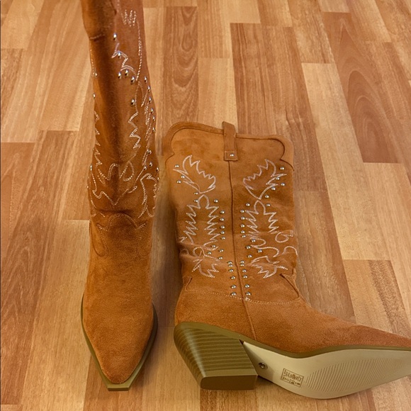 Azalea Wang Embroidered Tan Heeled Cowgirl Boots - Picture 3 of 10